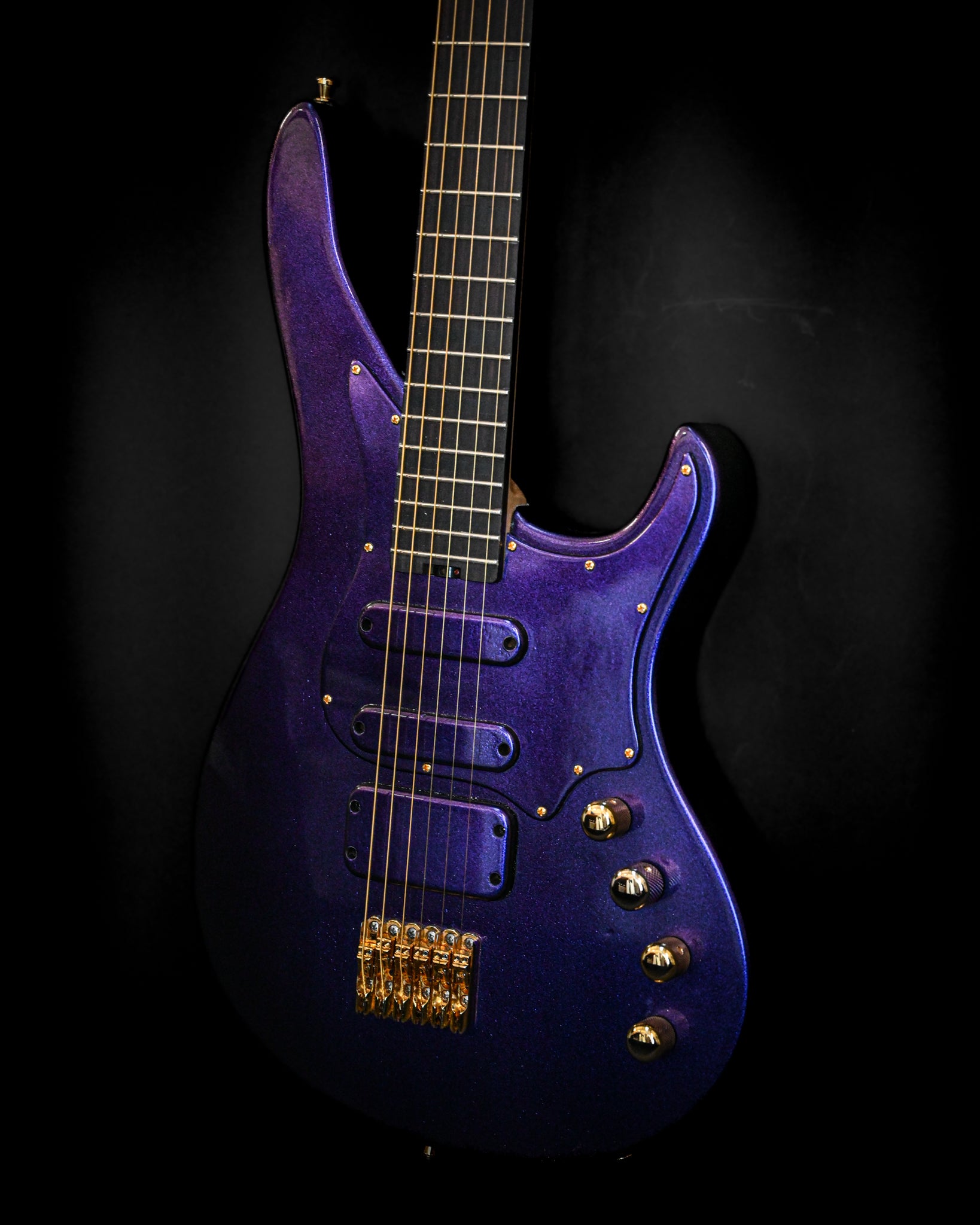 Nahaufnahme der Rückseite der E7 - Cosmo (Colorshift) Gitarre mit Schwerpunkt auf der Verarbeitung und dem Design.