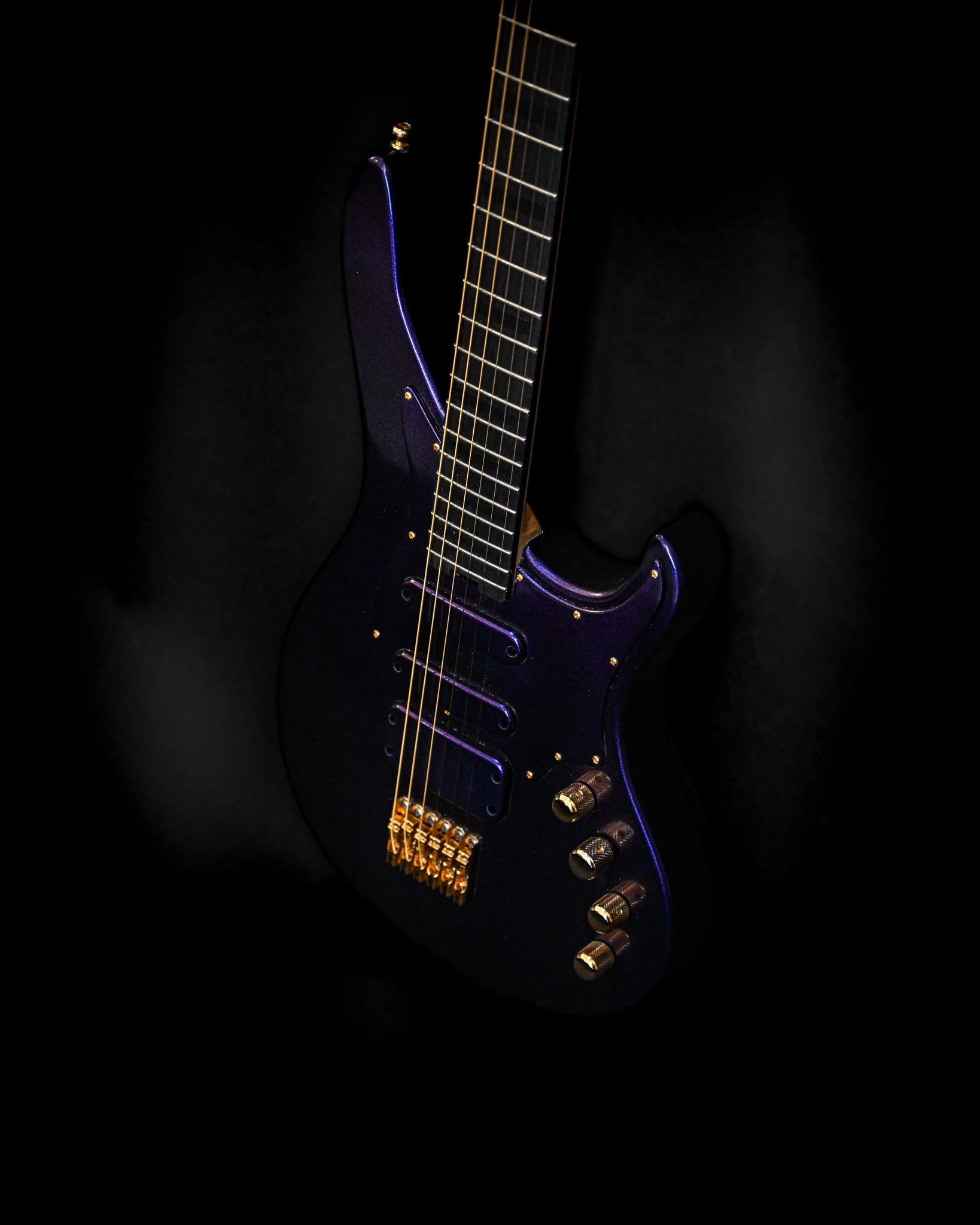 Rückansicht der E7 - Cosmo (Colorshift) Gitarre mit ihrer einzigartigen Korpusform und dem leuchtenden Farbton.