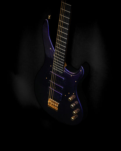 Rückansicht der E7 - Cosmo (Colorshift) Gitarre mit ihrer einzigartigen Korpusform und dem leuchtenden Farbton.