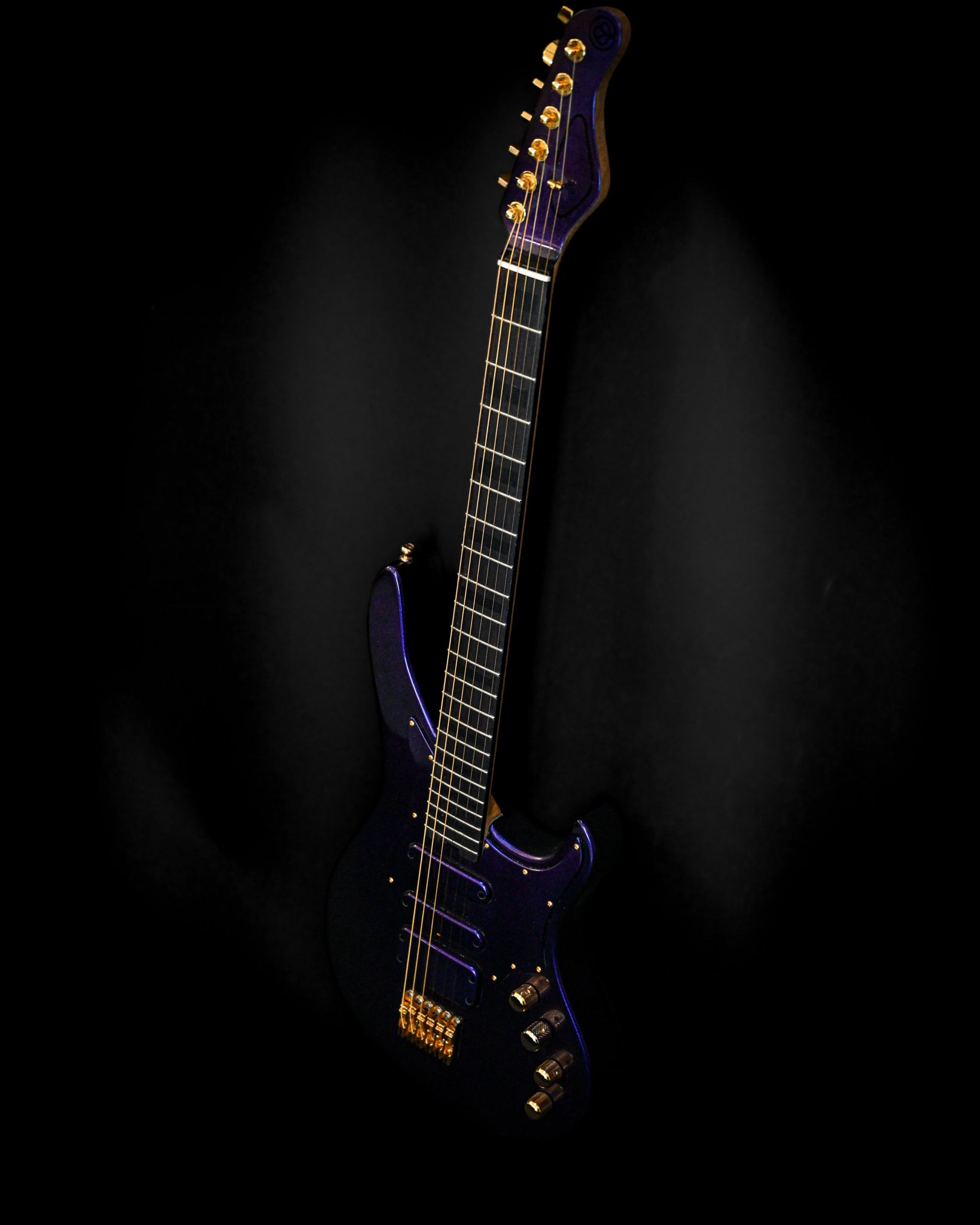 Profilansicht der E7 - Cosmo (Colorshift) Gitarre, die ihr elegantes Design und ihre glänzende Oberfläche offenbart.
