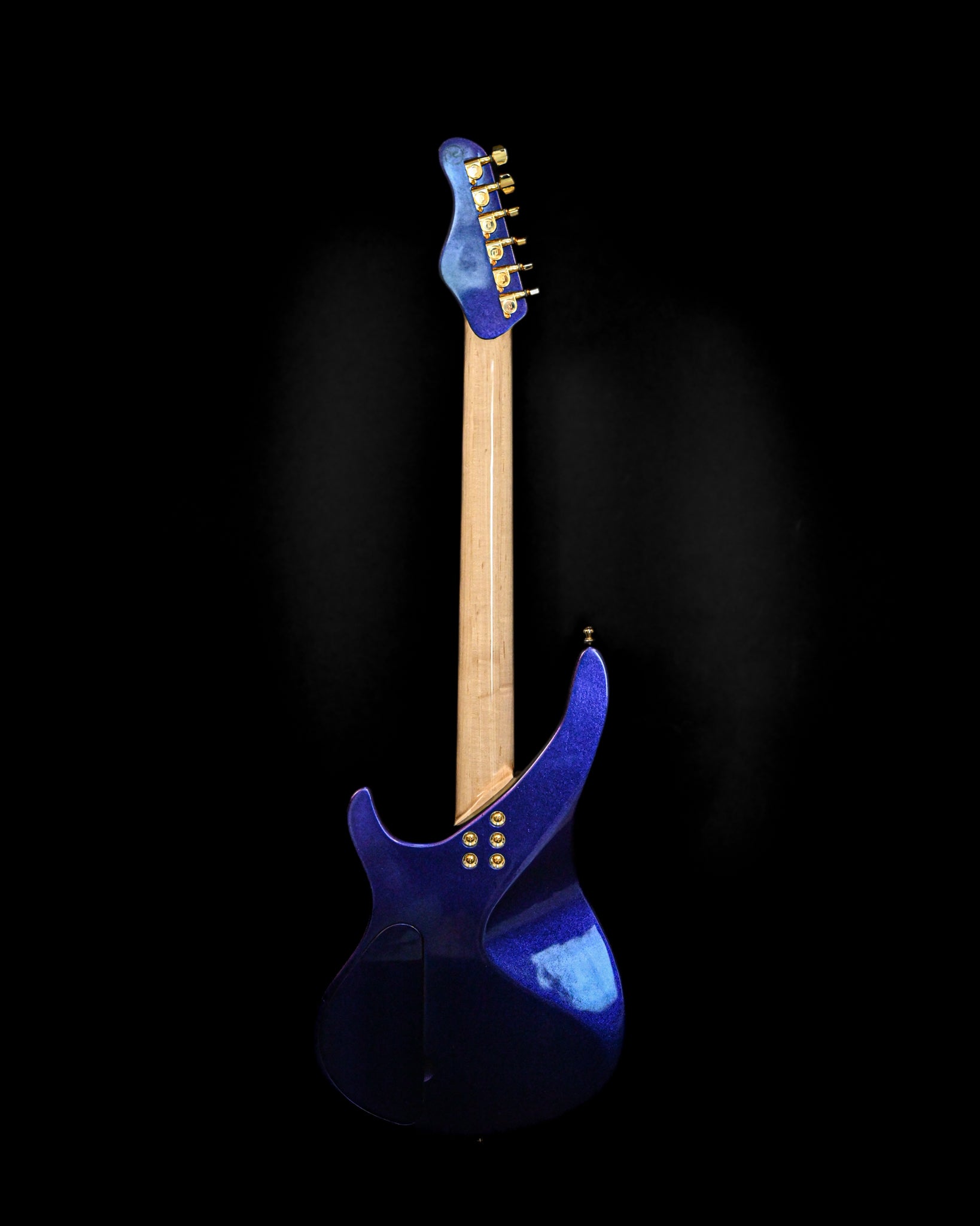 Rückansicht der E7 - Cosmo (Colorshift) Gitarre, die die exquisite Farbe und den bearbeiteten Korpus hervorhebt.