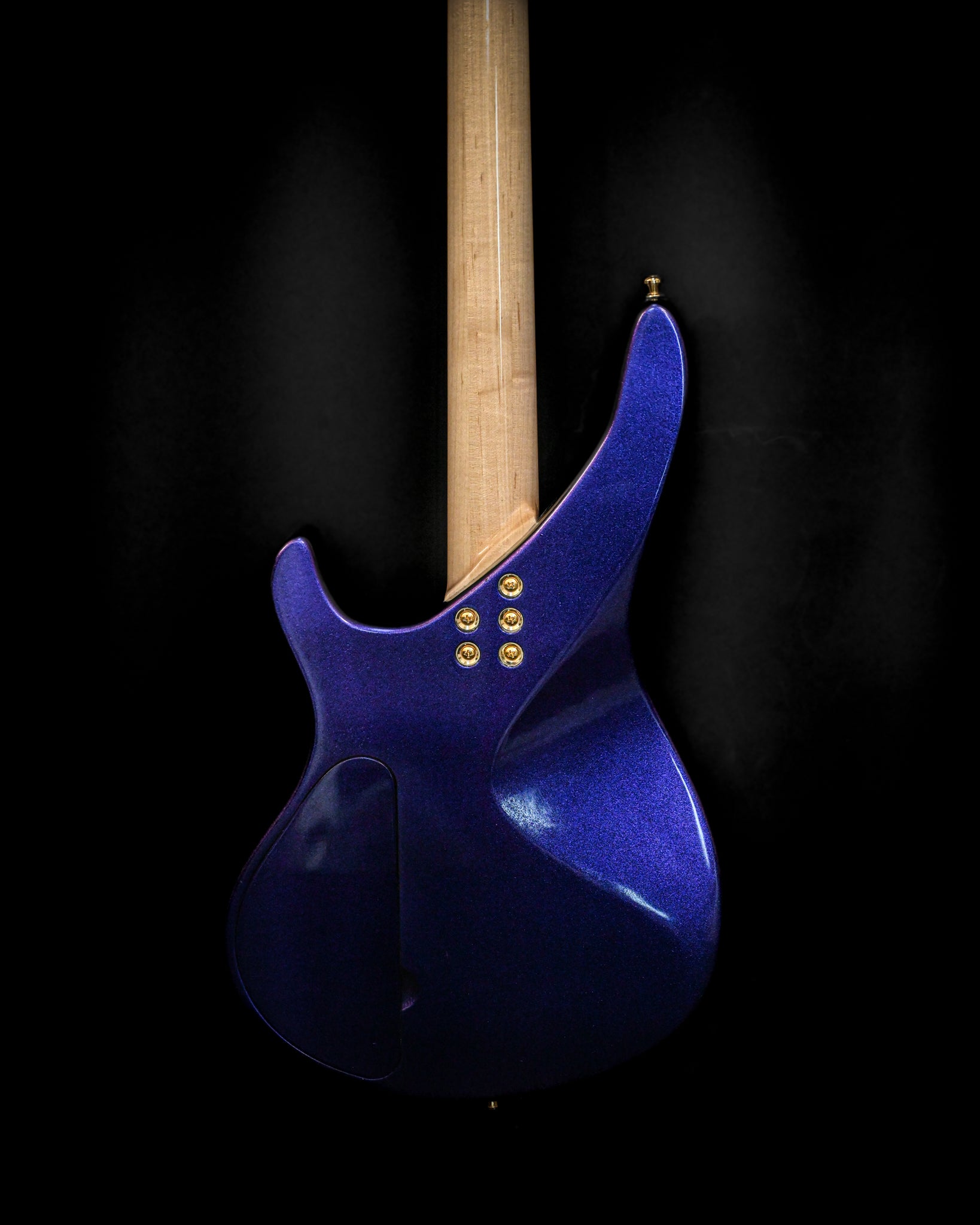 Ein weiterer Blickwinkel auf die E7 - Cosmo (Colorshift) Gitarre, der das schlanke Design und die farblichen Details zeigt.