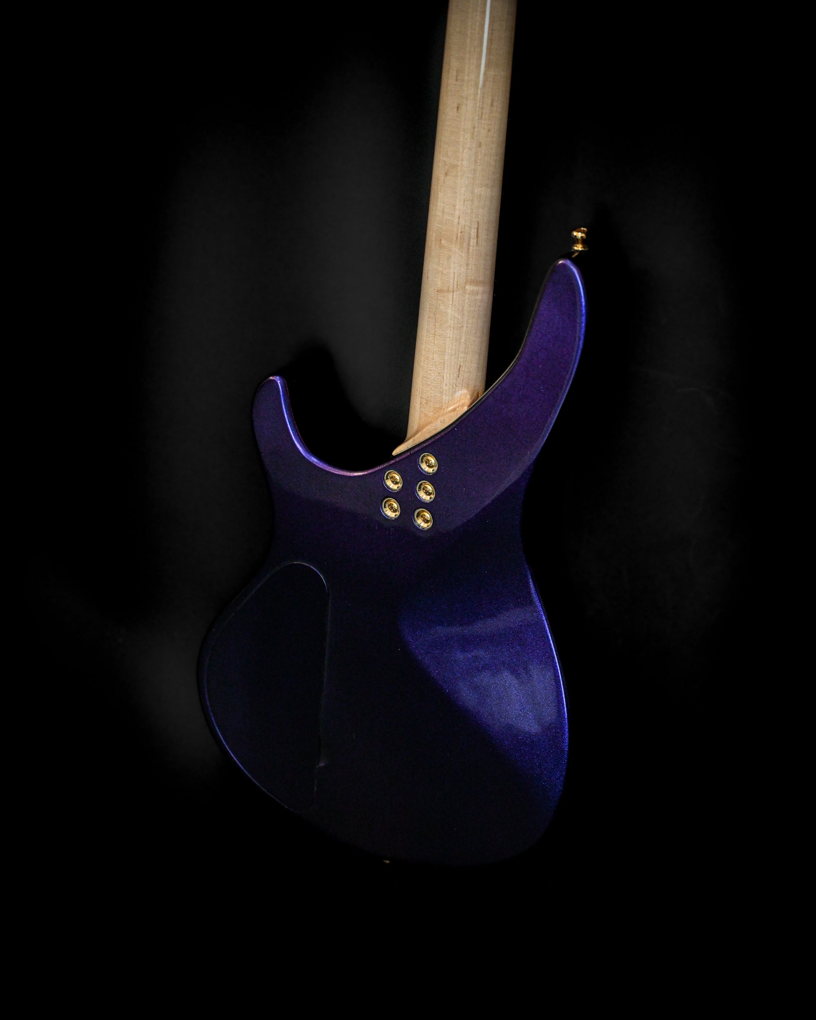 Rückansicht der E7 - Cosmo (Colorshift) Gitarre, die ihre glatten Konturen und elegante Farbe zur Geltung bringt.