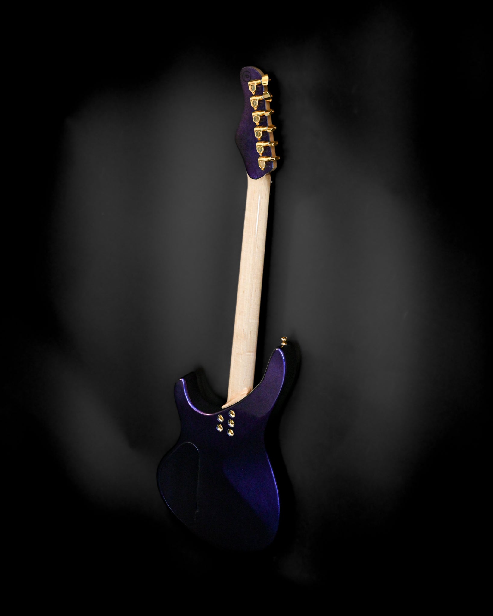 Detaillierter Blick auf die Rückseite der E7 - Cosmo (Colorshift) Gitarre mit Schwerpunkt auf Farbe und Hardware.