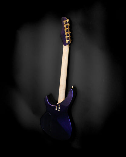 Detaillierter Blick auf die Rückseite der E7 - Cosmo (Colorshift) Gitarre mit Schwerpunkt auf Farbe und Hardware.