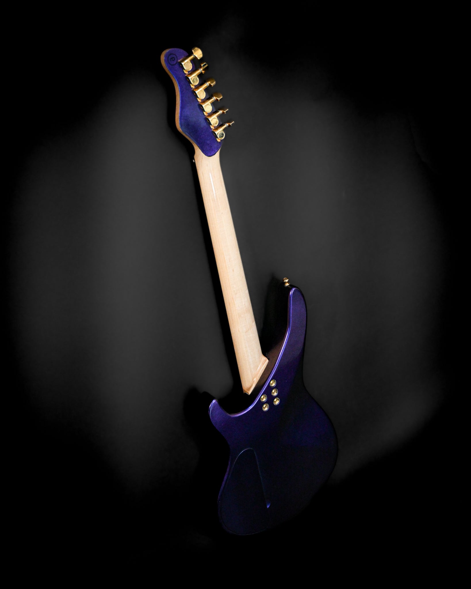 Frontansicht der E7 - Cosmo (Colorshift) Gitarre mit Betonung auf der leuchtenden Farbe und der goldenen Hardware.