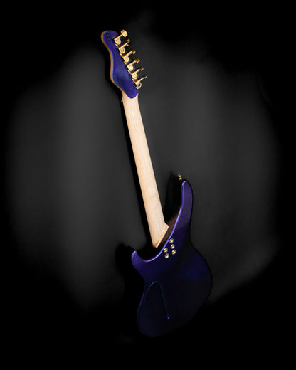 Frontansicht der E7 - Cosmo (Colorshift) Gitarre mit Betonung auf der leuchtenden Farbe und der goldenen Hardware.