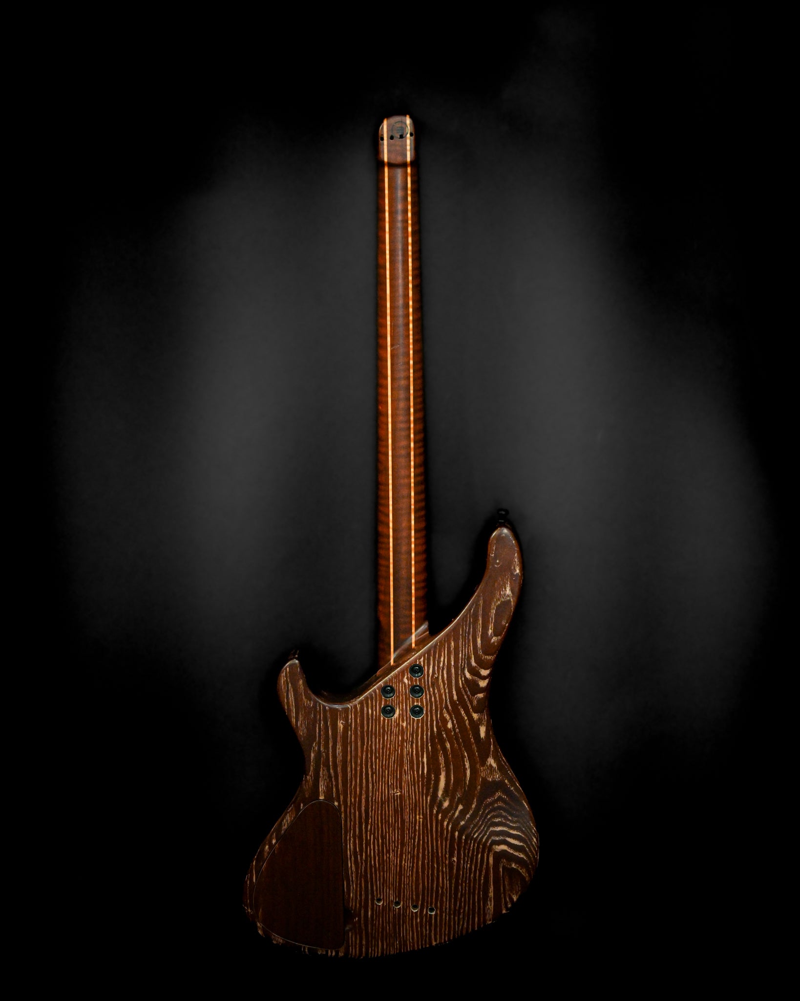 M1 HL/SS - Rückansicht in italienischem Olivenholz, die das raffinierte Holzfinish des Korpus- und Halsdesigns der Gitarre hervorhebt.