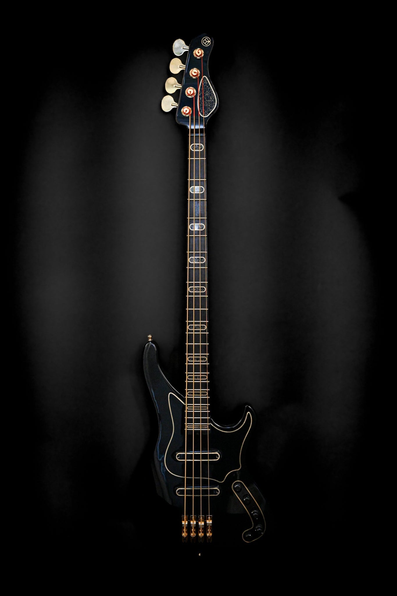S1 'Laudate Concordia' Limited Edition Bassgitarre, mit tiefschwarzem Satin-Finish und eleganten Messing-Details.