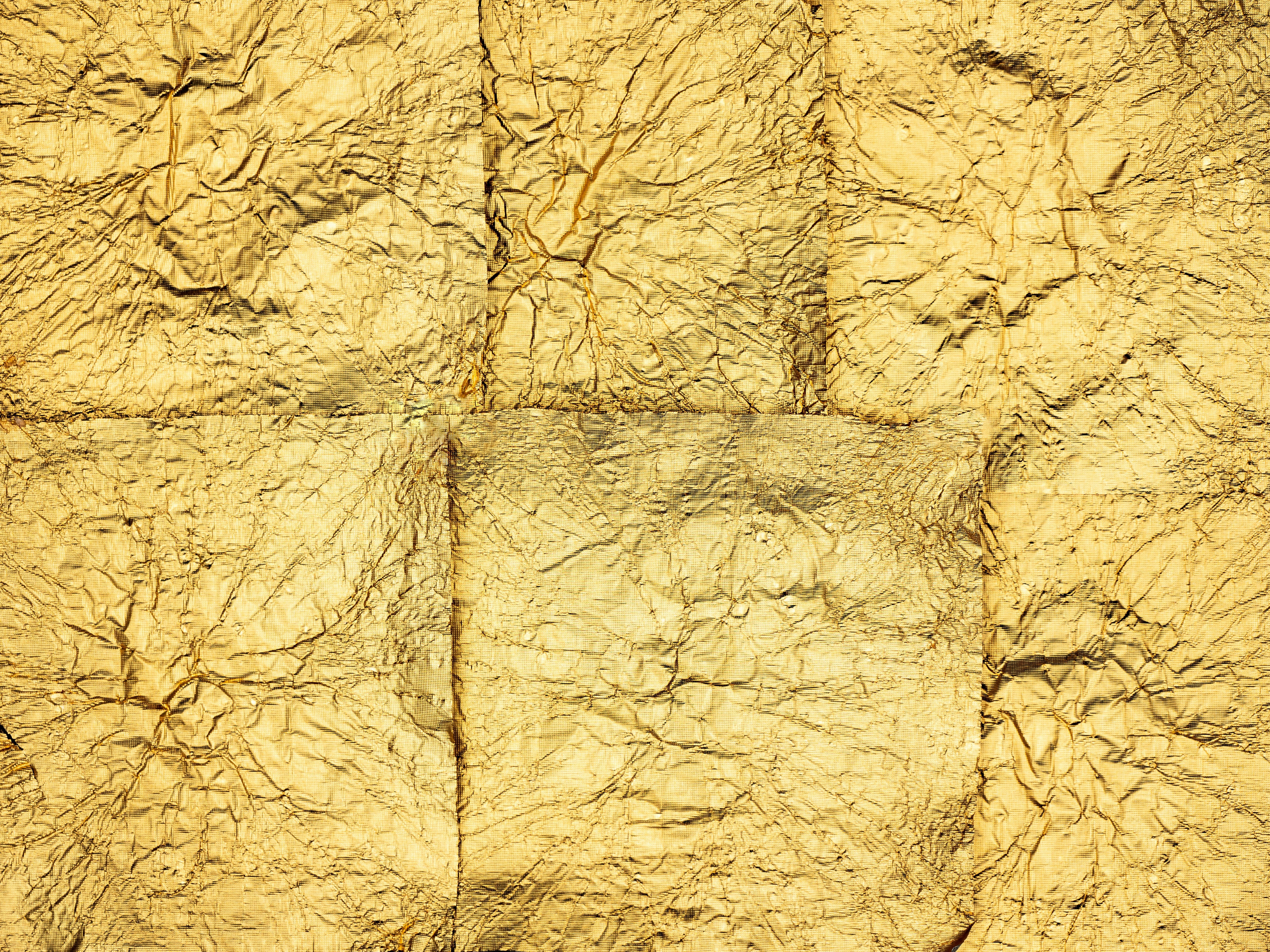 Vergrößerte Ansicht von Goldfolien auf einer Oberfläche
