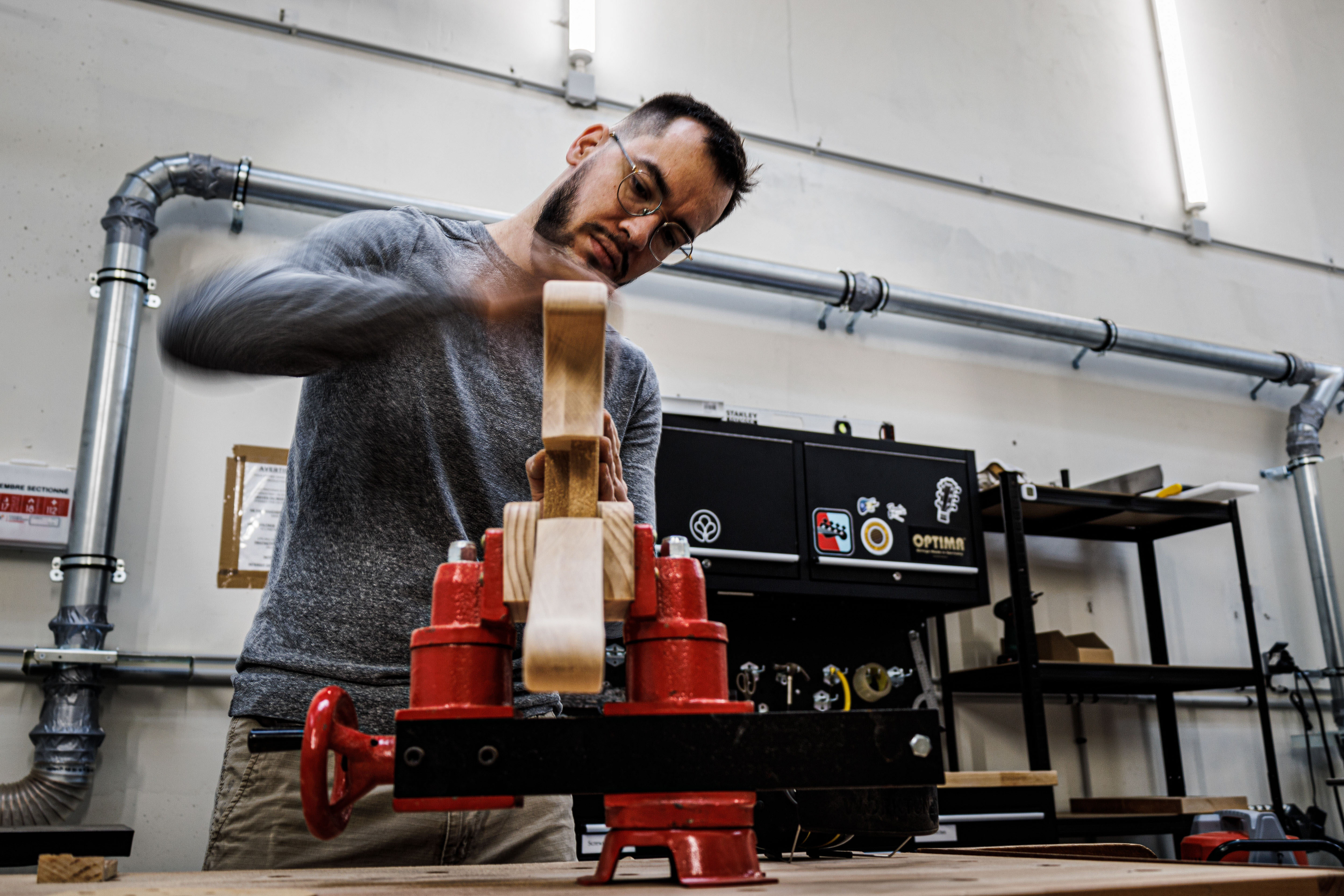 Geigenbauer Marin Nourry Belforti beim Schleifen eines E-Bass-Korpus in der Belforti-Manufaktur in Paris