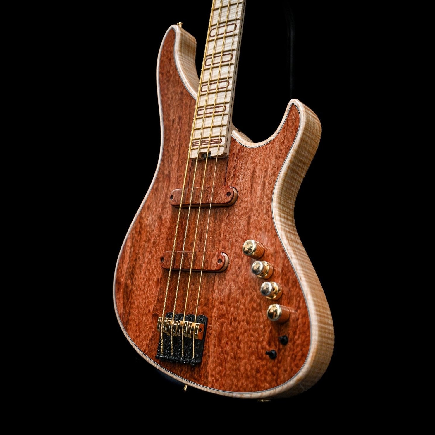 Bajo S1 Waterfall Bubinga visto de lado, mostrando su hermoso contorno del cuerpo y la madera de bubinga en cascada.