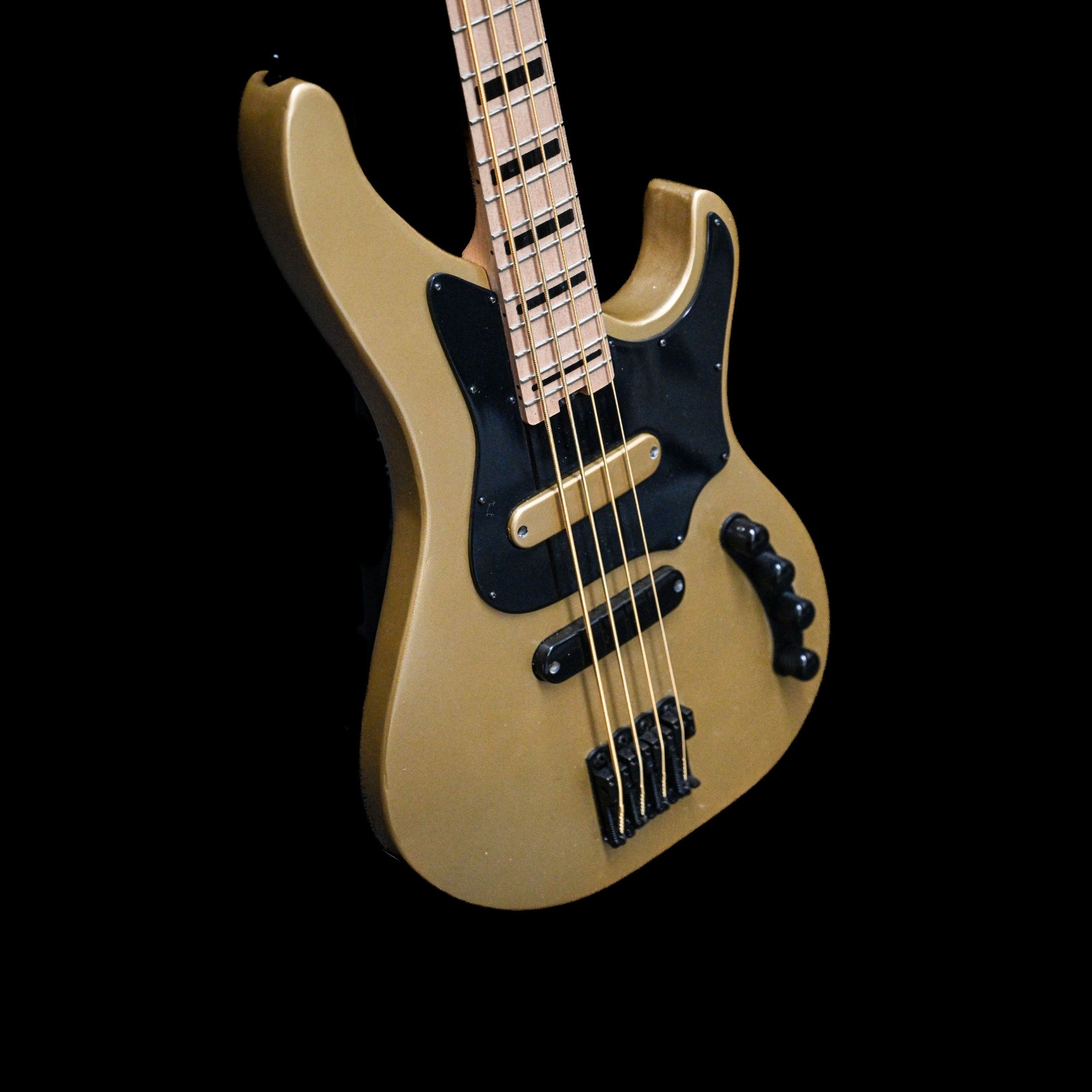Primer plano del bajo E3 - Versailles Gold, que muestra su elegante cuerpo dorado y su pastilla negra.