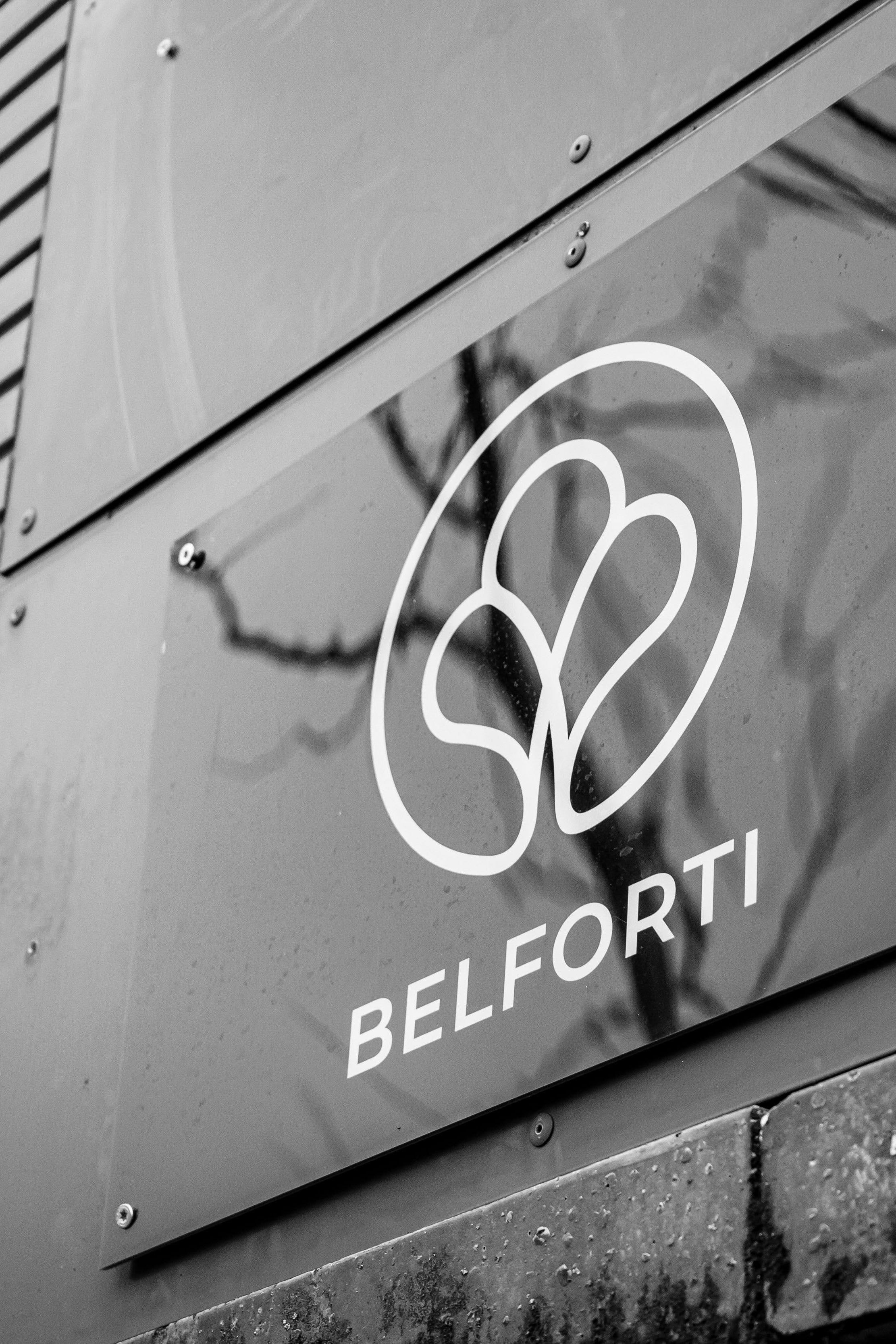 El logotipo de Belforti en la fachada de la Manufactura Belforti en París Francia