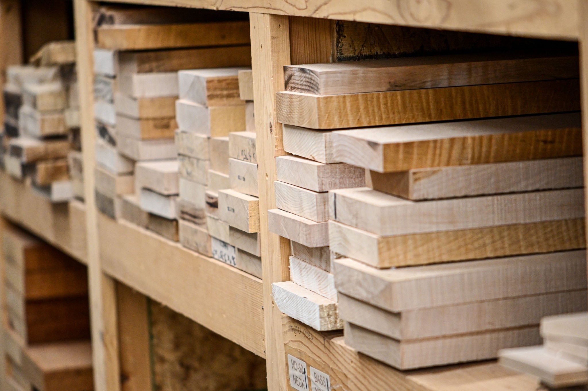 Un alijo de madera encontrado en la Manufactura de Belforti que la marca de guitarras y bajos de lujo utiliza en la producción.