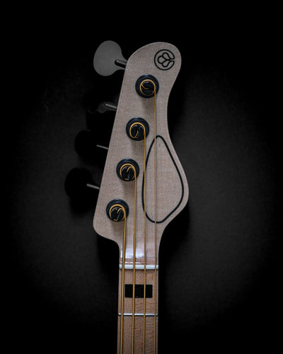 Primer plano del clavijero del bajo Vēa 4 - Essential de la Serie E de Belforti