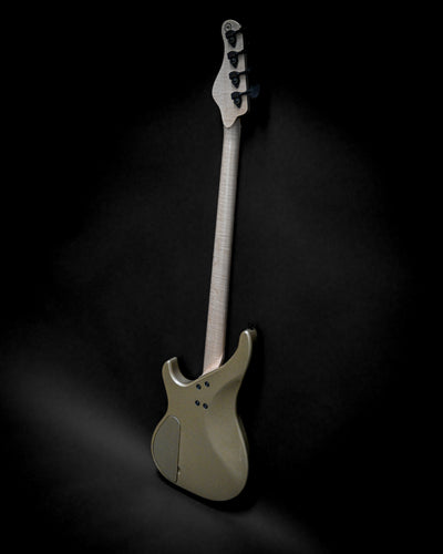 Bajo Vēa 4 - Essential de la Serie E de Belforti, que muestra simplicidad y un tono de calidad profesional con maderas tonales seleccionadas.