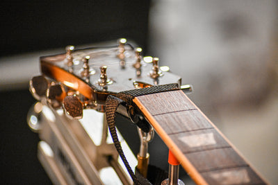 Clavijero de guitarra en el taller del Curso de Configuración y Cuidado Profesional de Instrumentos de París
