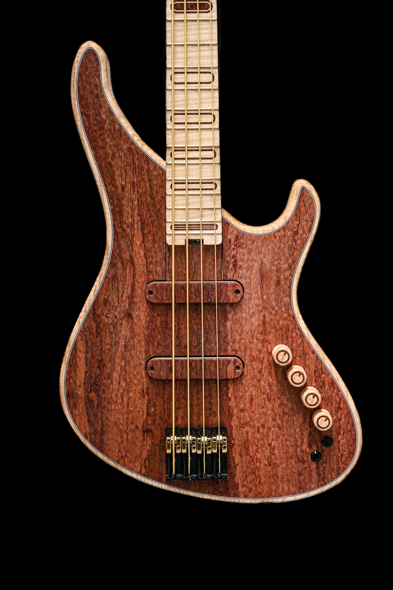 Bajo S1 Waterfall Bubinga en un ángulo dinámico, destacando su cuerpo ergonómico y hermoso acabado.