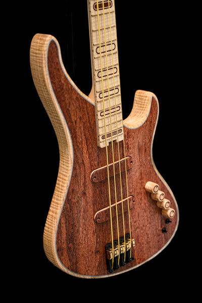 Marē 4 - Firma de Belforti Instruments, guitarra de alta gama con cuerpo de madera, que destaca por su precisión y profundidad tonal.