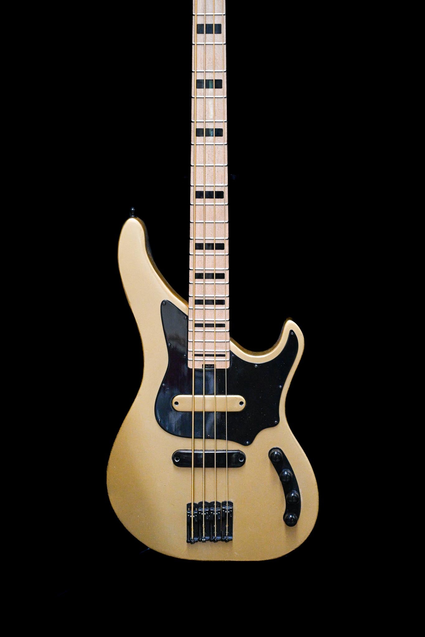 Vista lateral del bajo E3 - Versailles Gold, destacando sus curvas y diseño.