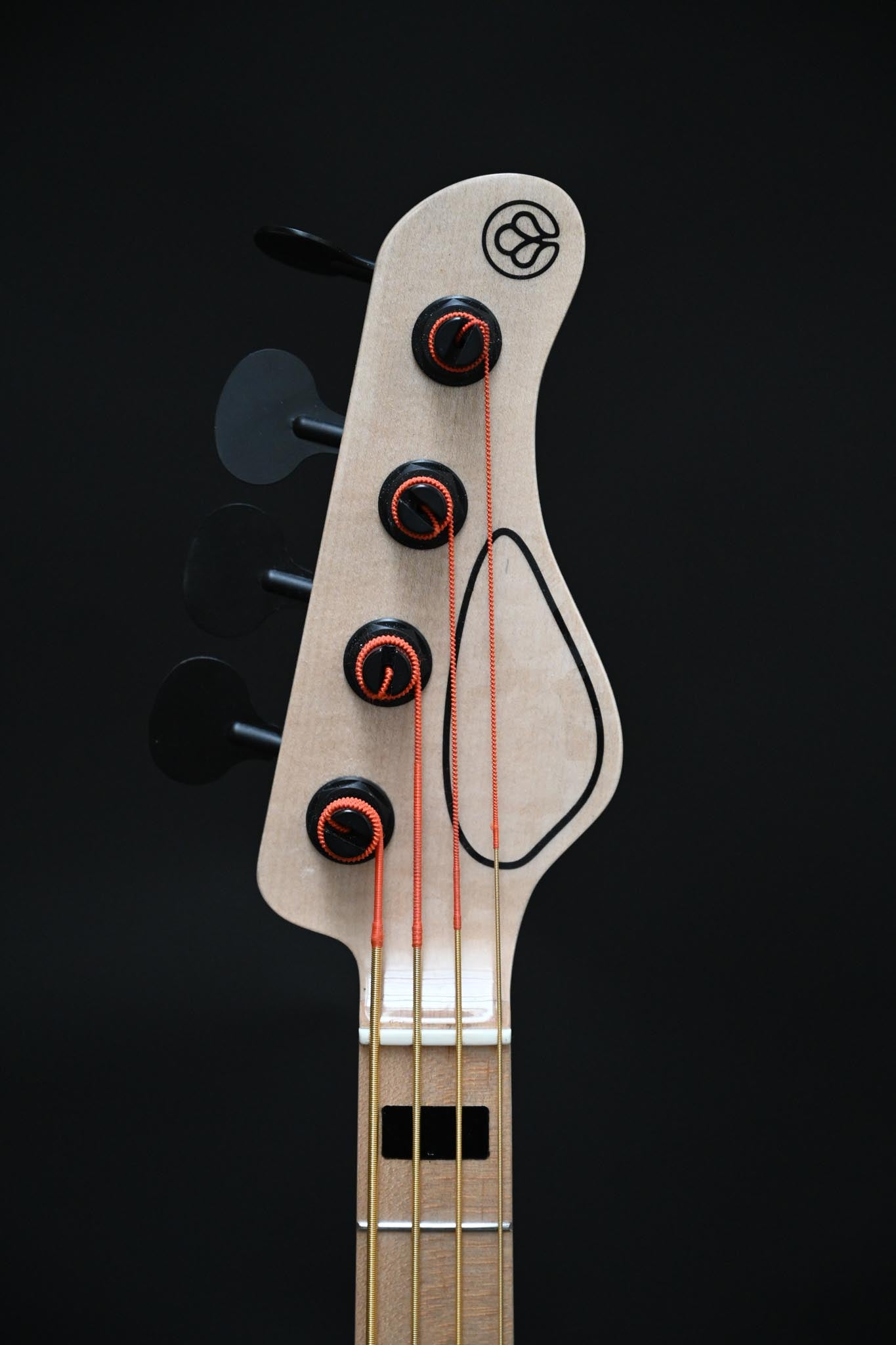 Vista frontal del clavijero del bajo E3 - Versailles Gold, destacando sus clavijas de afinación y su artesanía.
