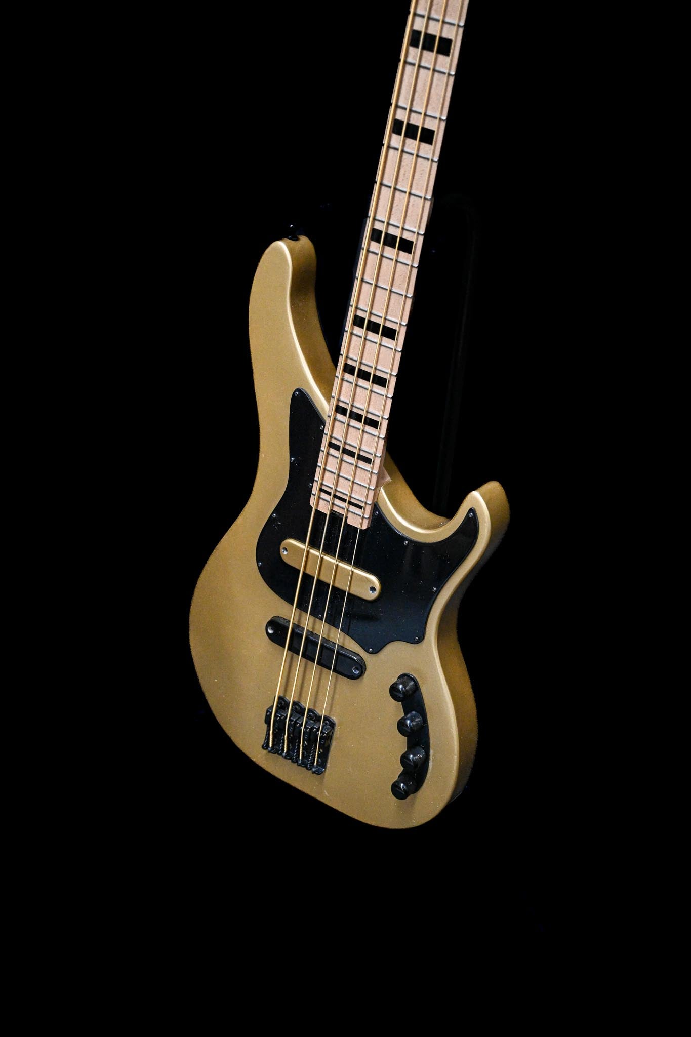 Vista angular del bajo E3 - Versailles Gold, que ilustra su combinación de colores negro y dorado y sus controles.