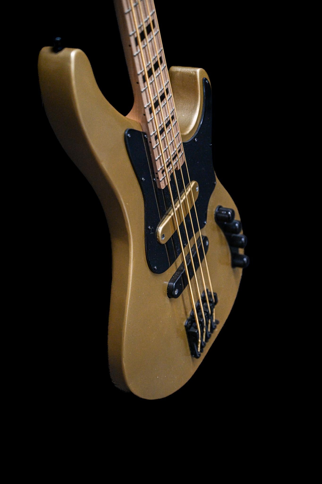 Toma detallada del bajo E3 - Versailles Gold, que capta la calidad de los materiales y el acabado.