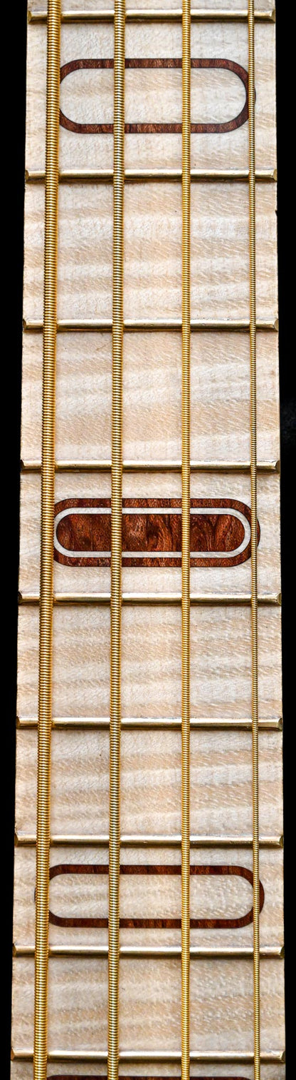 Primer plano del diapasón del bajo S1 Waterfall Bubinga, que ilustra la calidad de los materiales utilizados.