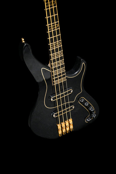 Marē 4 - Guitarra «Laudate Concordia» de Belforti Instruments, con un cuerpo negro esculpido y elaborados detalles dorados.