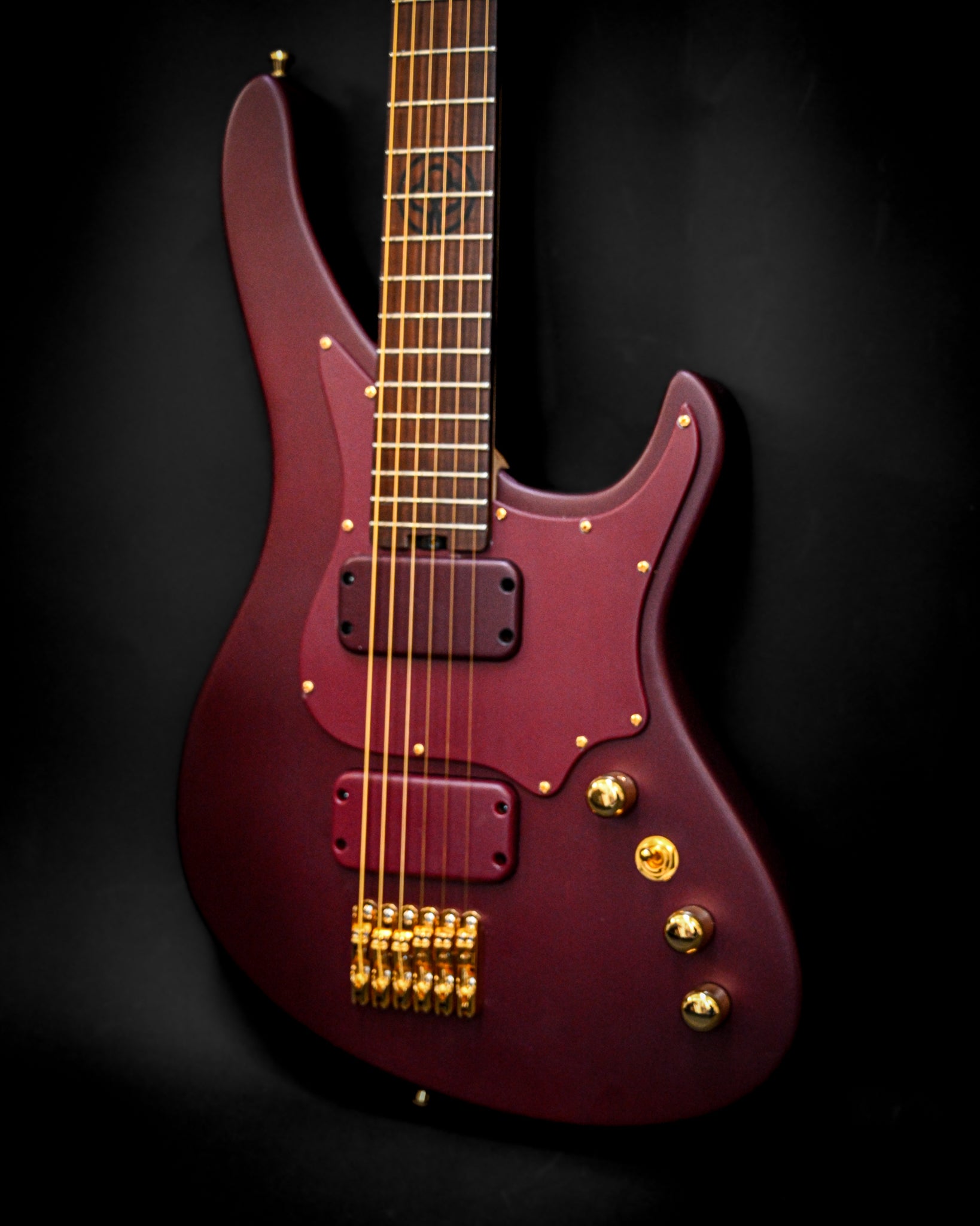 Elegante versión de la guitarra eléctrica E5 Aventurinrot centrada en su refinado diseño.