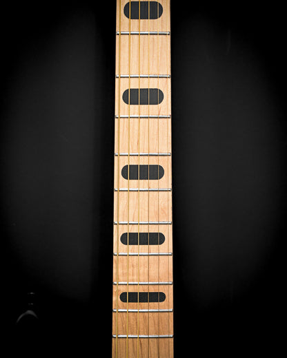 Imagen que destaca el diapasón y el mástil de la guitarra E5 Russian Violet, resaltando la calidad de la artesanía.