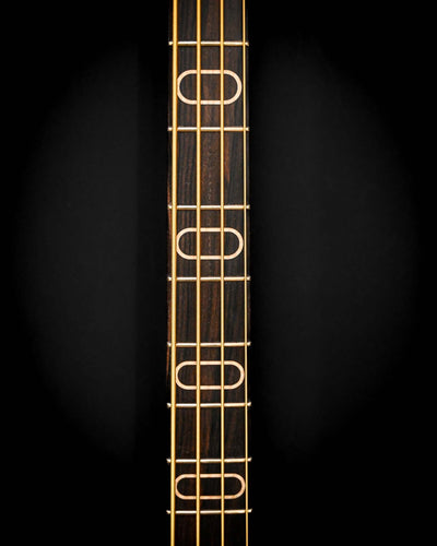 Primer plano del Marē 4 - Signature de Belforti, en el que se aprecia el intrincado trabajo de calado y la artesanía de primera calidad del mástil del instrumento.