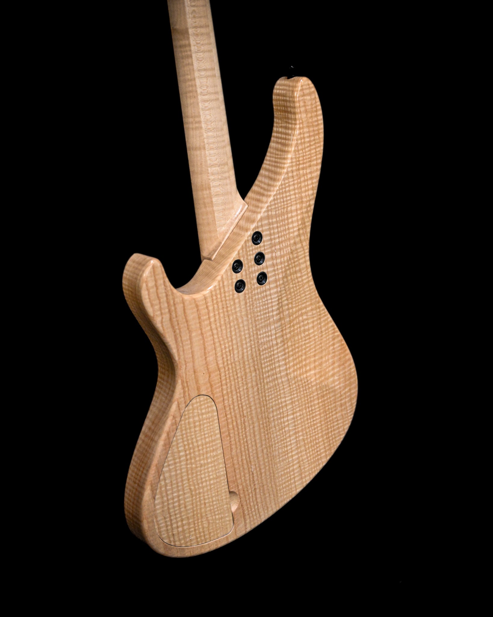 Vista inferior del bajo eléctrico S1 Ziricote que revela la artesanía junto con los intrincados patrones de la madera.