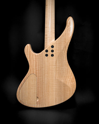 Ángulo lateral del bajo eléctrico S1 Ziricote que resalta el elegante diseño del instrumento.