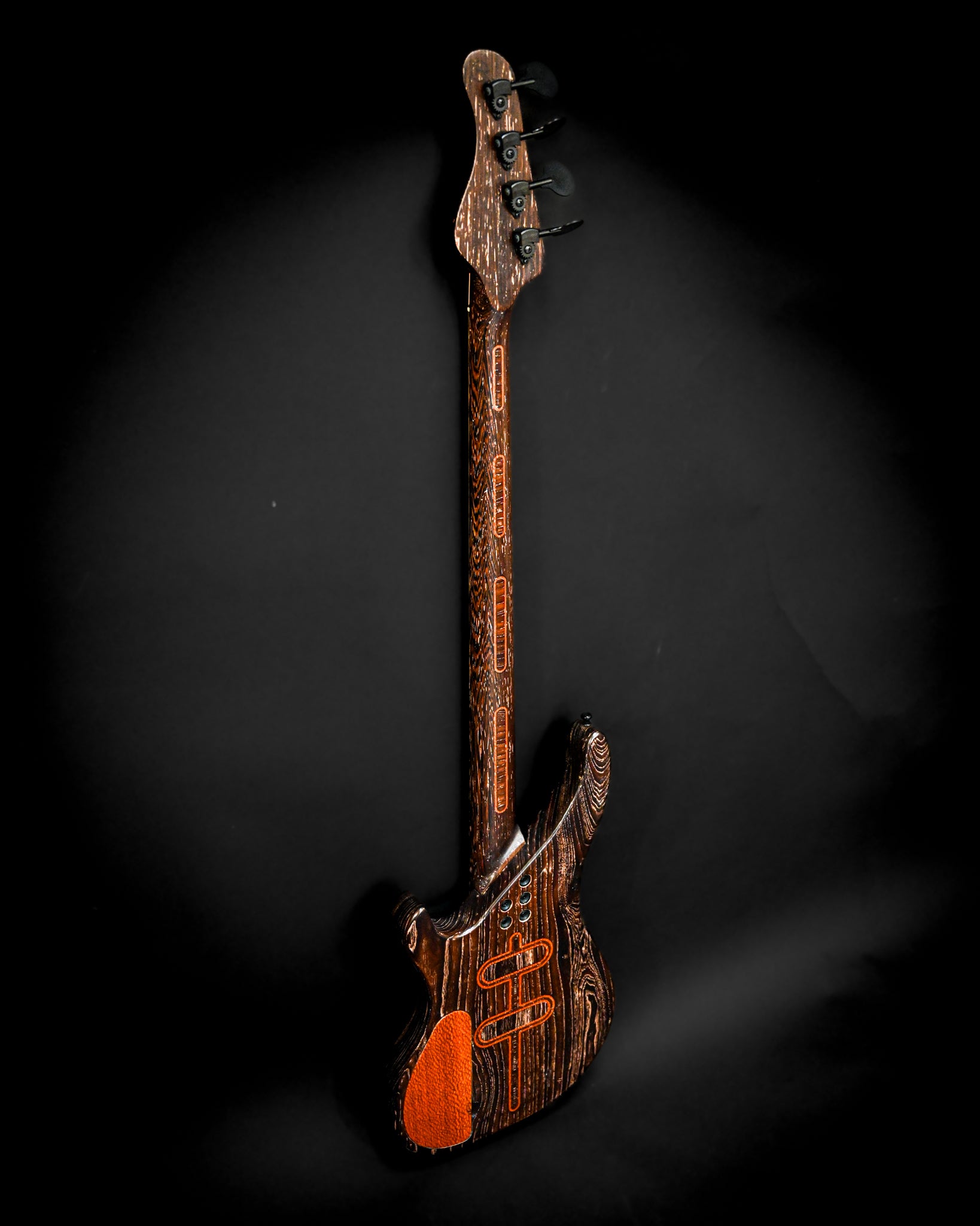 Toma detallada de la parte trasera del bajo S3 Lacewood, destacando la artesanía en el diseño de su madera.