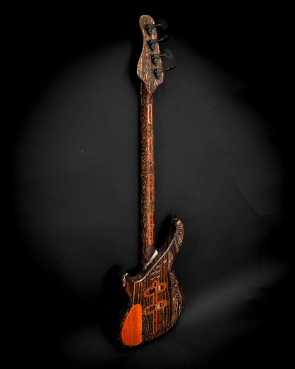 Toma detallada de la parte trasera del bajo S3 Lacewood, destacando la artesanía en el diseño de su madera.