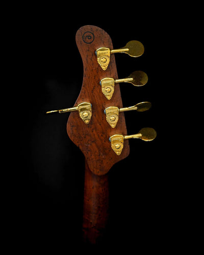 Marē 5 - Essential de Belforti, con clavijas de afinación de alta calidad y un diseño artesanal en el clavijero del bajo.