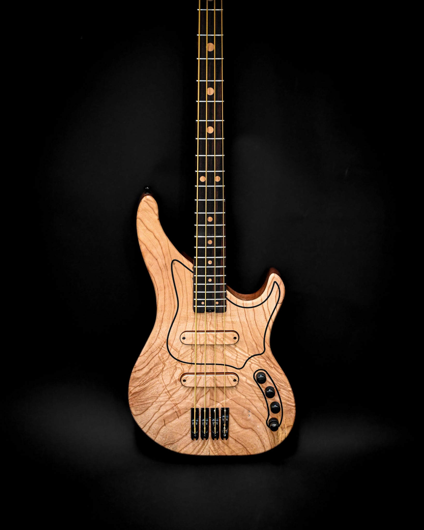 Vista frontal detallada del bajo M3 Maple, mostrando sus cuerdas y diapasón.