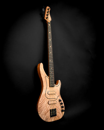 Vista angular del bajo M3 Maple, que capta la hermosa textura del arce y sus elegantes contornos.