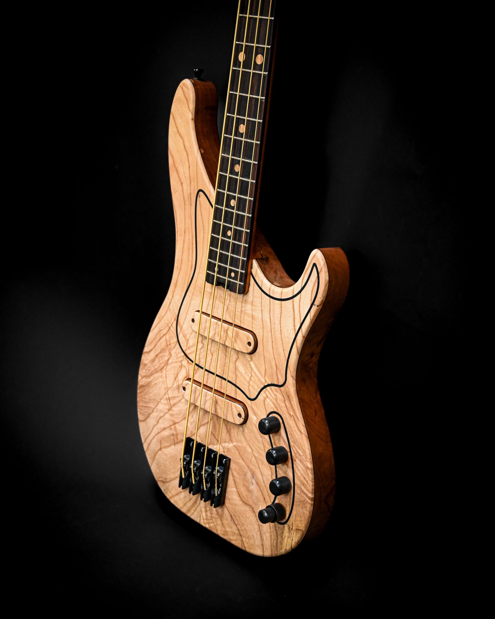 Imagen del bajo M3 Maple centrada en las características del mástil y el cabezal.