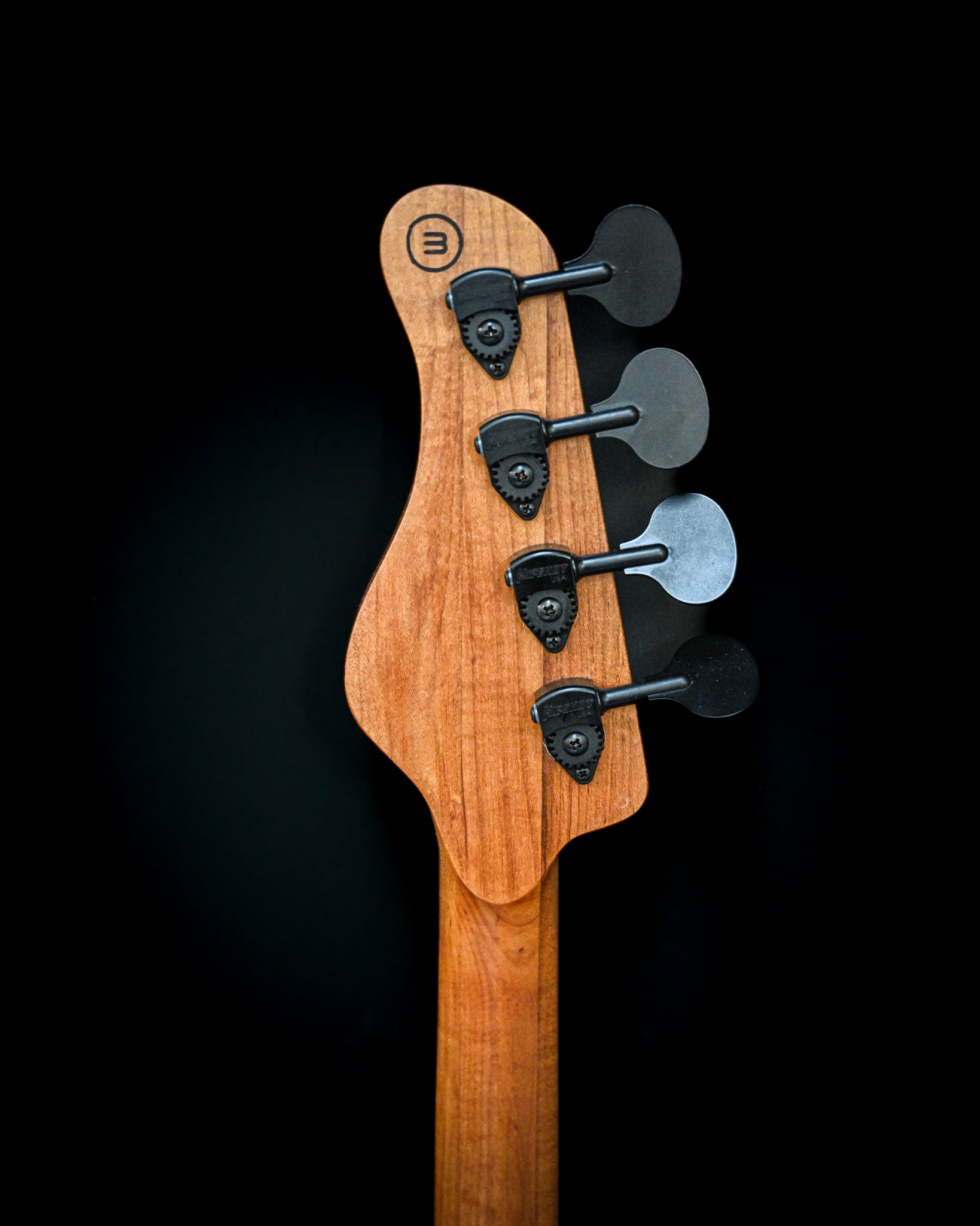 Imagen que muestra la vista trasera del bajo M3 Maple, destacando su acabado y diseño.