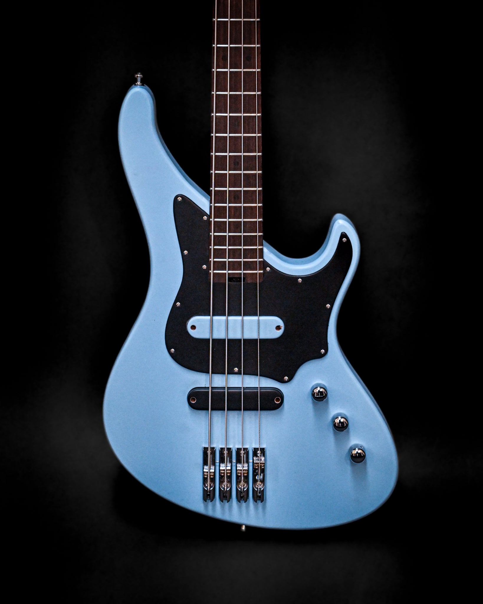 Primer plano del bajo E1 Siberian Frost de Belforti Instruments, en el que destaca su cuerpo liso y el elegante golpeador negro.
