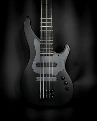 Belforti Vēa 5: bajo esencial con un elegante diseño en negro y características innovadoras para músicos profesionales.