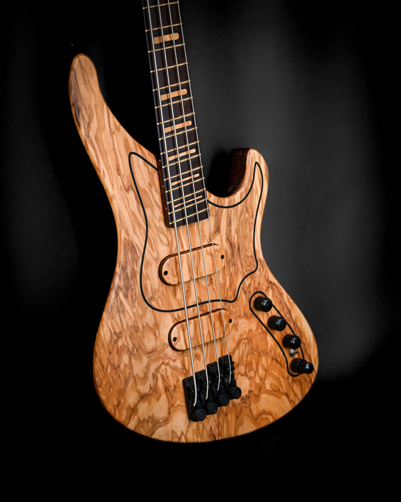 M1 HL/SS - Oliva italiano con detalle en el clavijero, mostrando la artesanía y el perfil de líneas elegantes de este bajo eléctrico.