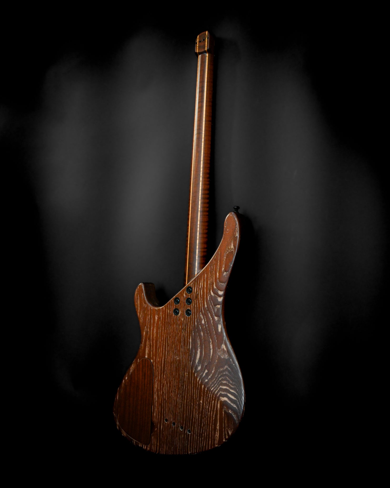 M1 HL/SS - Bajo eléctrico Italian Olive que presenta una impresionante tapa de madera de olivo, diseñada para una experiencia sónica mejorada.