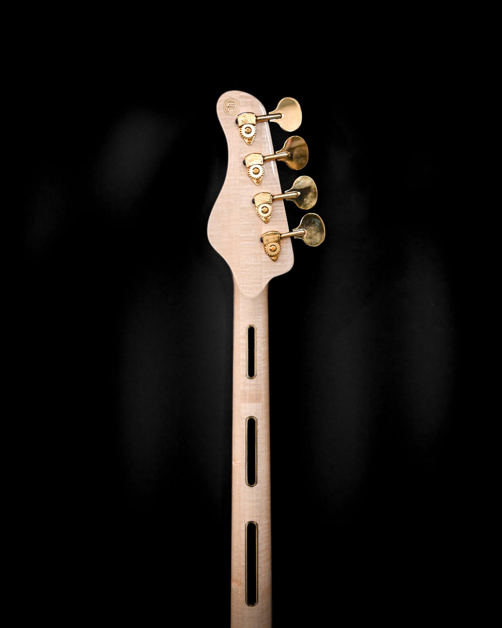 Primer plano del clavijero del bajo S1 'Laudate Concordia' Edición Limitada, con el clavijero y el logotipo.