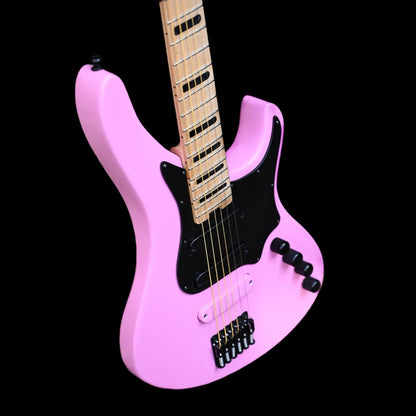 Gros plan sur la guitare E5 - Black Pink (BP Special) avec la finition Ueno Sakura Pink et l'accastillage noir.