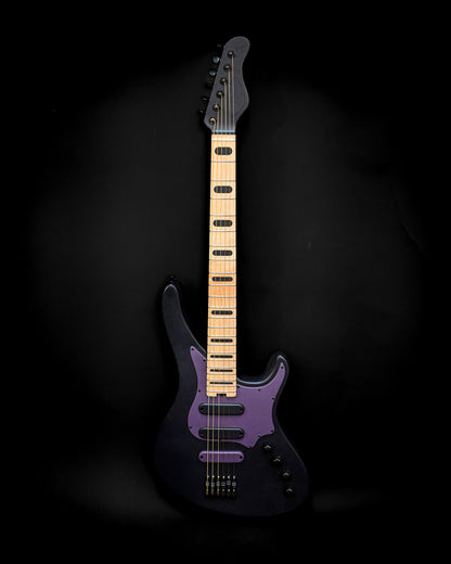 Guitare Custom E-Series E5 Russian Violet de Belforti Instruments présentant une finition noire moderne avec des accents violets et un design de manche unique.