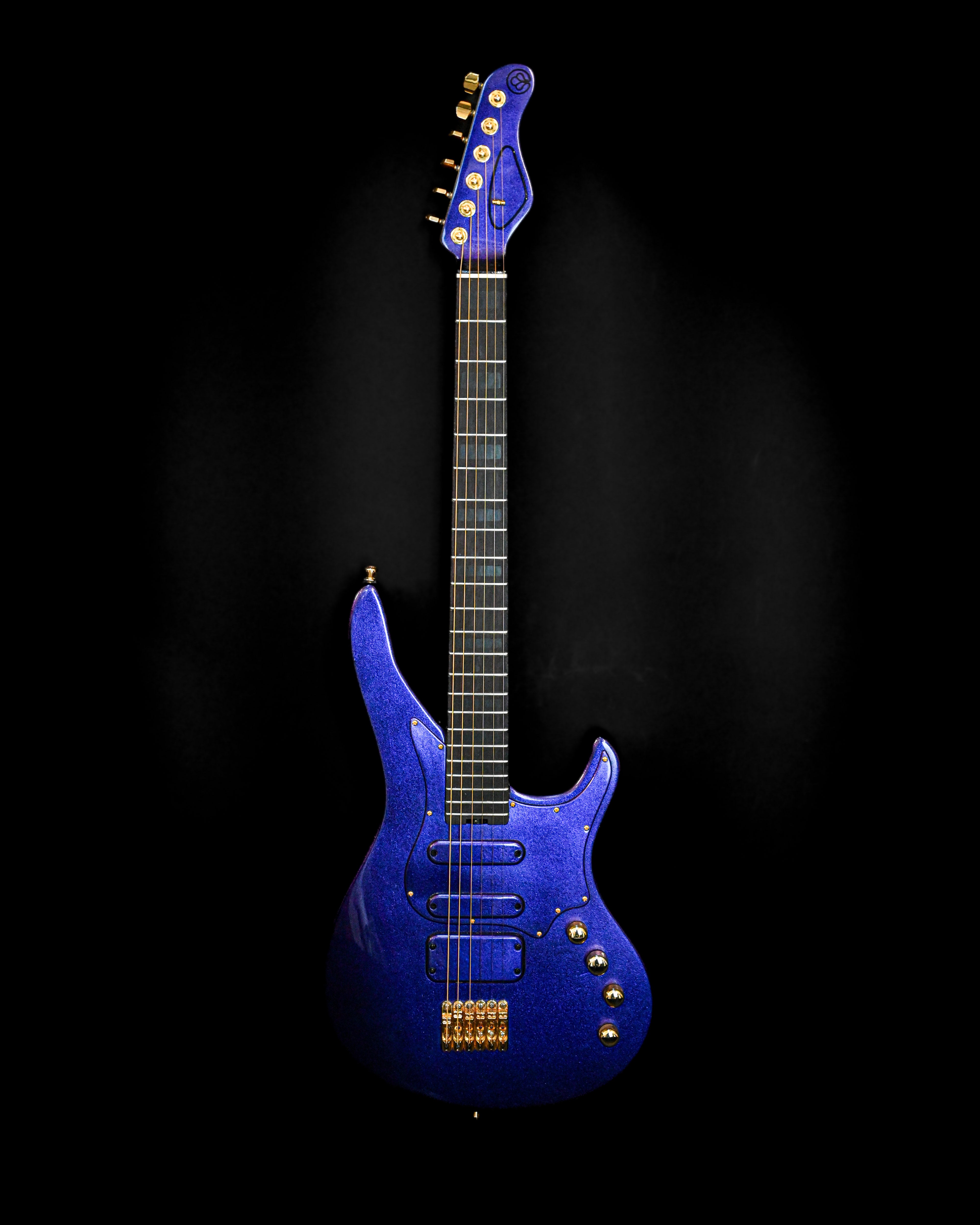 Guitare E-Series E7 Cosmo bleu vif de Belforti Instruments, finition étincelante avec quincaillerie dorée, conçue pour les musiciens en quête de personnalisation.